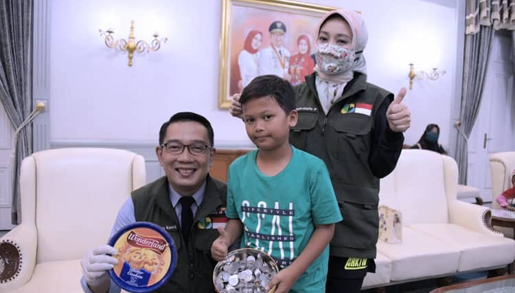Ridwan Kamil Sambut Dua Bocah yang Sumbang Tabungan untuk Tenaga Medis