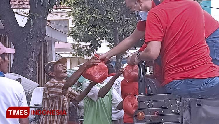 Peduli Sesama, Komunitas Tionghoa Bondowoso Bagikan Sembako ke Abang Becak
