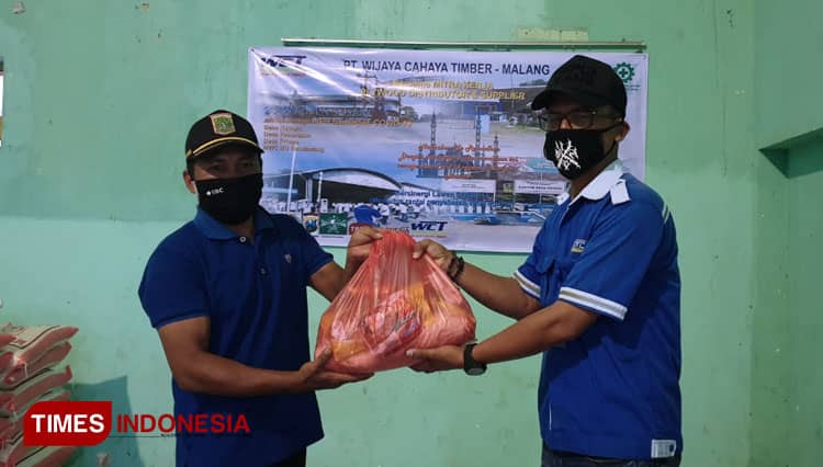 Pabrik Tripleks PT WCT Bululawang Bagikan 600 Paket Sembako di Tiga Desa