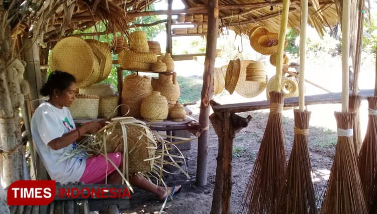 Wabah Covid-19 Tak Patahkan Pengrajin Daun Lontar di Sumba Timur