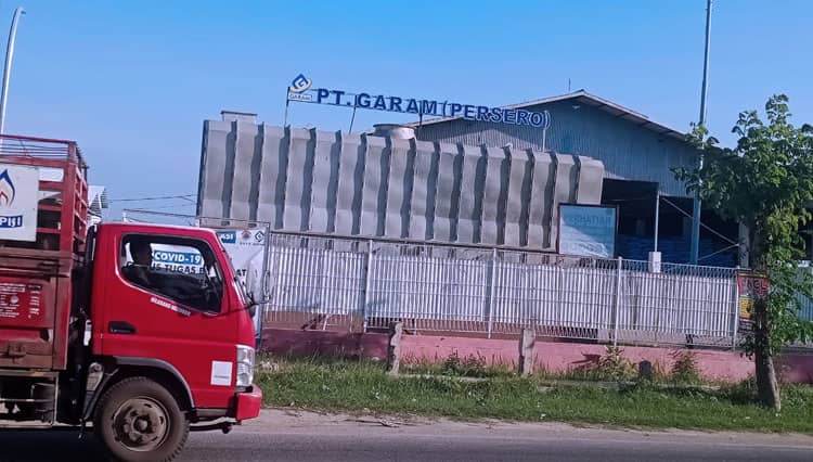Dalam Pandemi Covid-19, Pabrik Garam Camplong Sampang Tetap Beroperasi