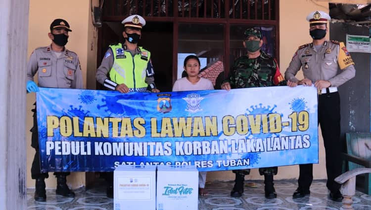 Korban Kecelakaan Dapat Sembako dan Uang Tunai dari Satlantas Polres Tuban