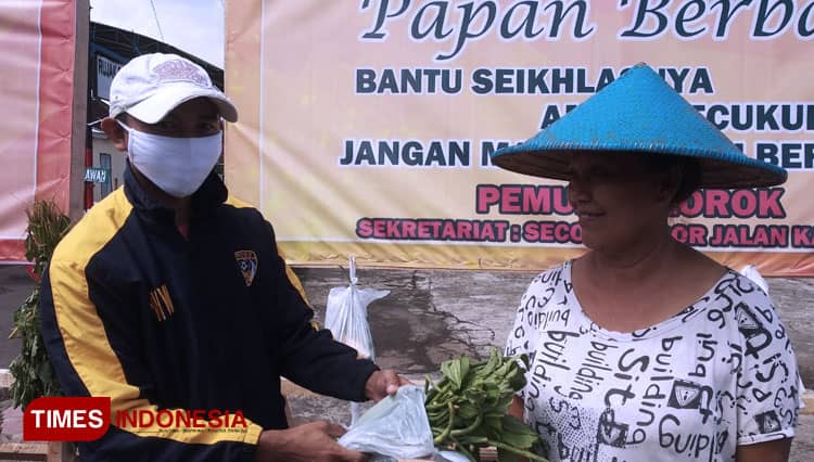 Little Act of Kindness: Free Vegetable and Groceries for Those Suffered Financially from Covid-19