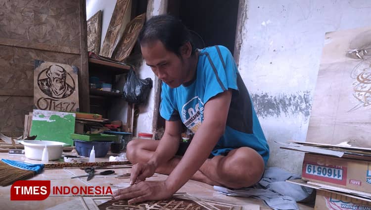 Perajin Asal Cirebon Ini Menyulap Biji dan Pelepah Pohon Jadi Lukisan Indah