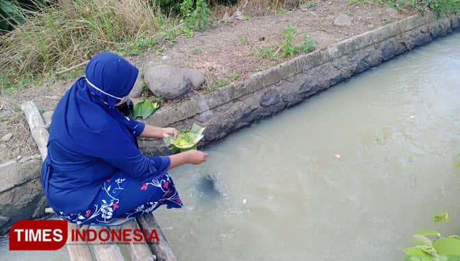 Nyekar di Sungai, Solusi Warga Ponorogo untuk Ziarah ke Makam Leluhur Luar Daerah