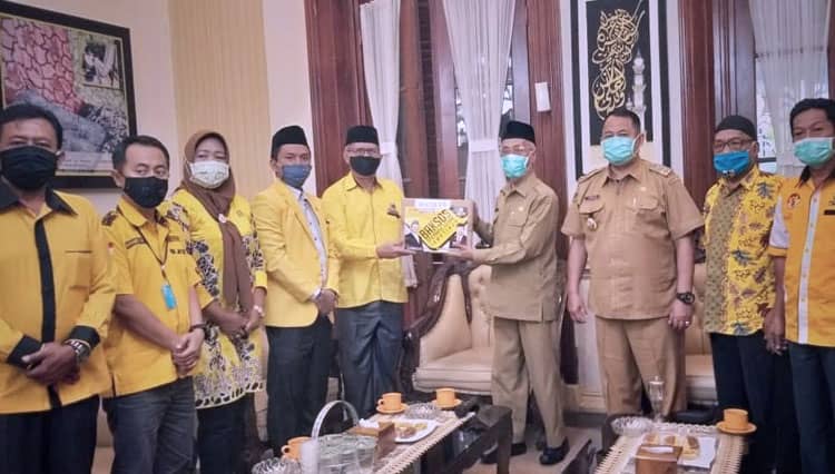 DPD Bondowoso Golkar Beri Bantuan APD untuk Tenaga Medis