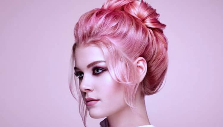 Ingin Wajah Terlihat Lebih Muda? Yuk Coba Warna Rambut Ini