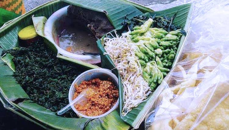 Pecel Semanggi, a Typical Salad with Peanut Sauce of Surabaya
