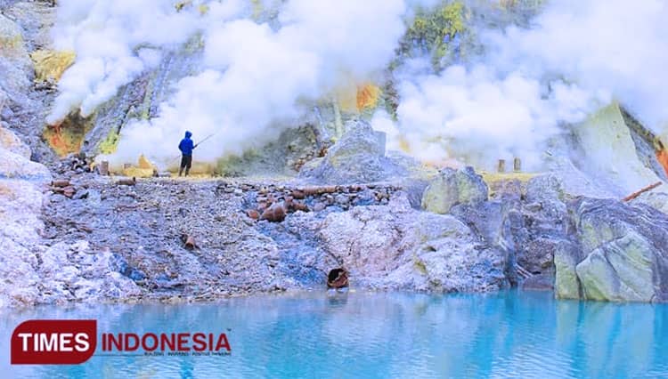 Terhempas Gelombang Danau, Tambang Belerang Kawah Ijen Rusak Parah