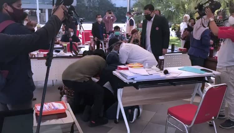 Viral! Wali Kota Risma Sembah Kaki Seorang Dokter Paru