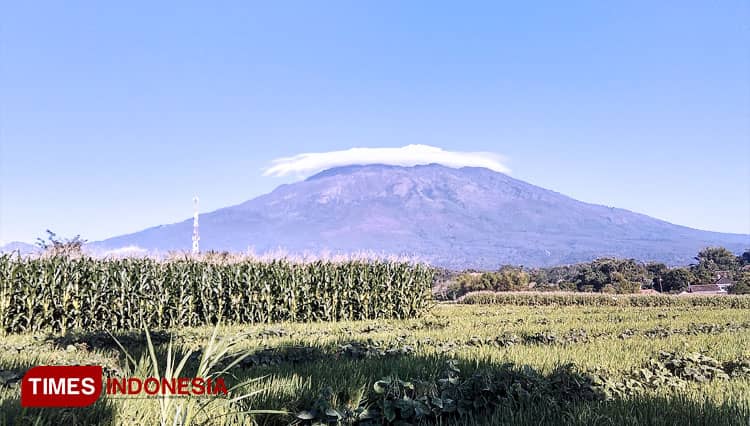 Fenomena Topi Awan di Gunung Lawu kembali Viral di Magetan