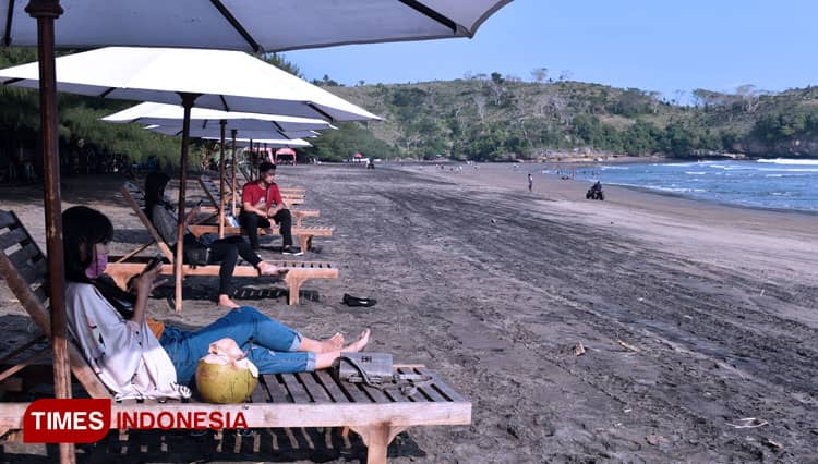 Hari Pertama Dibuka, Ratusan Pengunjung Nikmati Pantai Serang Blitar 