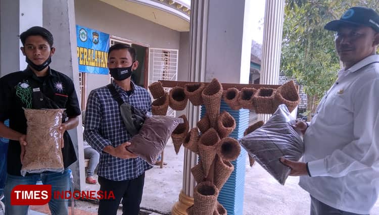 Di Tangan Pemuda Lamongan, Sabut Kelapa Jadi Media Taman dan Pot Bunga