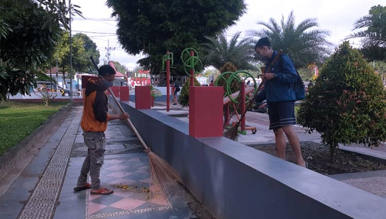 Tidak pakai Masker, Belasan Warga Bersihkan Alun-Alun Kota Blitar
