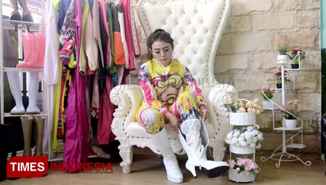 Nina Agustin, Dokter Gigi Asal Malang Tampil Kece dengan Hazmat Slim Fit dan Colorful