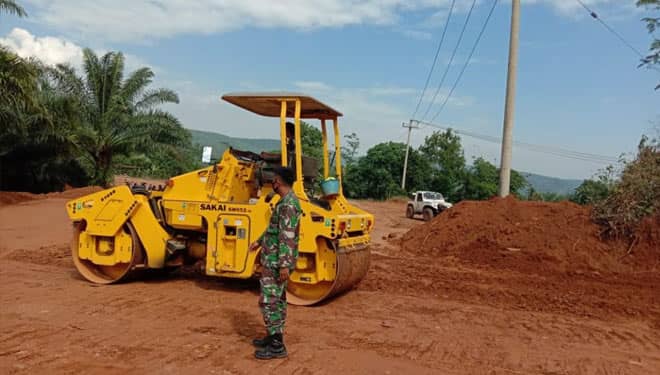 Gleder Ratakan Jalan Di TMMD Reguler ke-108 Kodim 0605/Subang