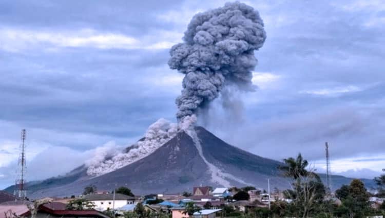 Gunung Sinabung Kembali Meletus, BMKG Aceh: Abu Vulkanik Tak Sampai ke Aceh