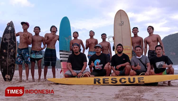 Melihat Aktivitas Surfing di Pantai Pulau Merah Banyuwangi