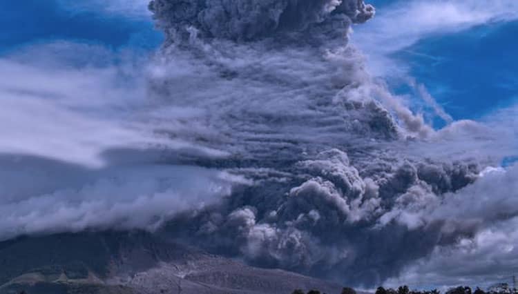 Erupsi Gunung Sinabung Malam Ini, Kolom Abu Capai 4000 Meter
