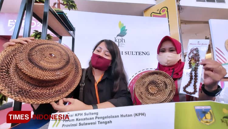 Masyarakat Hutan Desa Lampo ‘Sulap’ Rumput Liar Jadi Tas Ratusan Ribu Rupiah