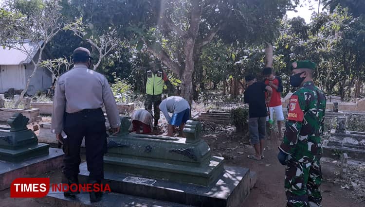 Keluar Tak Pakai Masker, Warga di Bondowoso Disanksi Membersihkan Kuburan