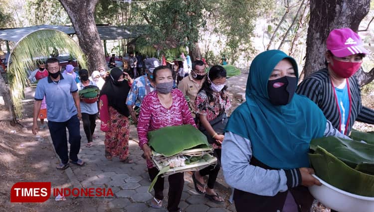 Tari Gambyong dan Buceng Encek Menu Wajib Bersih Desa Sogaten Madiun