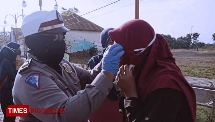 HUT ke-65 Korlantas Polri, Polresta Banyuwangi Berkeliling Bagikan Masker Medis