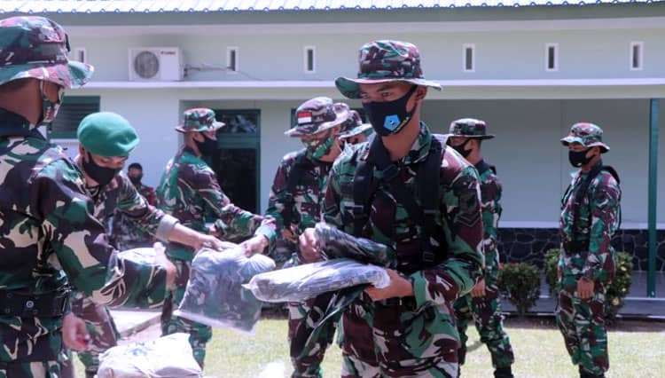 Baju PDL, Kaos dan Topi Rimba dibagikan ke Satgas TMMD Reg 109/Sintang
