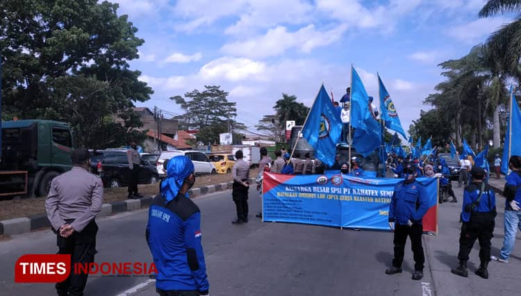 Buruh Sumedang Tolak RUU Omnibus Law Cipta Kerja dengan Long March