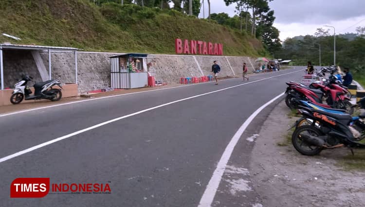 Asyiknya Ngopi dan Nongkrong di Pinggir Jalan Bantaran Blitar