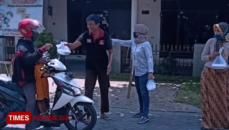 Jumat Berkah, Paguyuban Wisata Kuliner Tulungagung Sedekah Nasi Kotak
