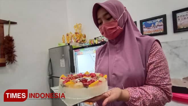 Iga Mawarni, Satpol PP Cantik yang Sukses Jualan Puding Buah di Probolinggo