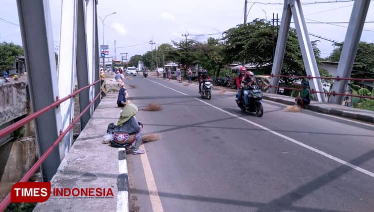 Cerita Para 'Penyapu Koin' di Jembatan Sewo Indramayu