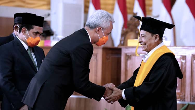 Habib Luthfi Dapat Gelar Doktor Honoris Causa, Ganjar Pranowo: Beliau Lebih dari Doktor