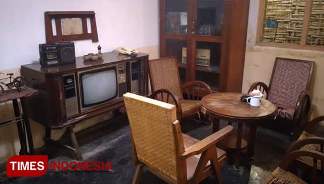 Nikmati Menu Berbalut Nuansa 70an di Cafe Oemah Dewe Banyuwangi