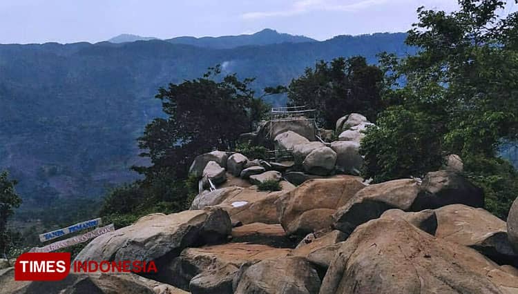 Menikmati Batu Alam di Wisata Gunung Karang Majalengka