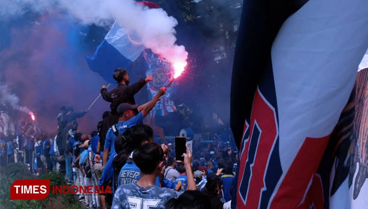 Demi Lancarnya Liga 1, Suporter Arema FC Siap Duduk Manis Depan Televisi
