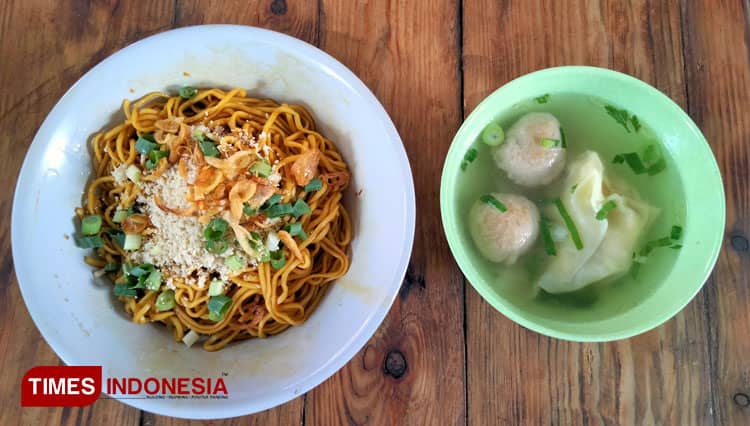 Menikmati Mie Yamin Cirebon Saat Musim Hujan