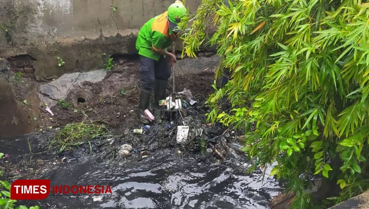 Antisipasi Banjir, Warga Cirebon Bersihkan Saluran Irigasi