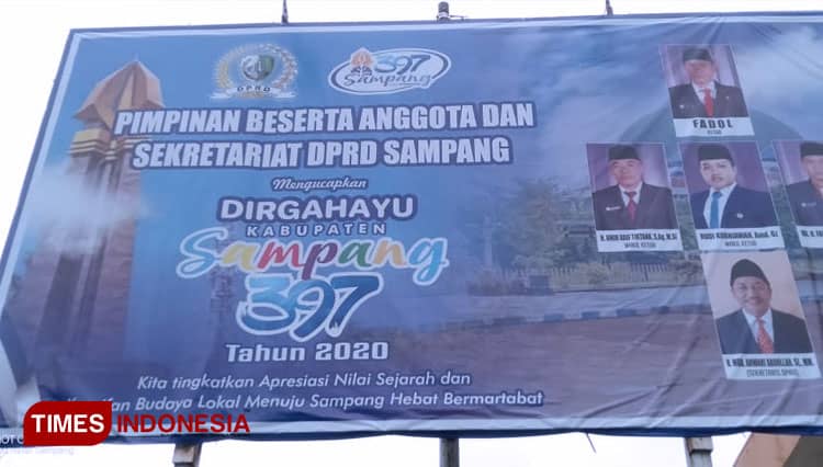 Viral, Baliho Ucapan Ultah dari DPRD Sampang Berlatar Banjir