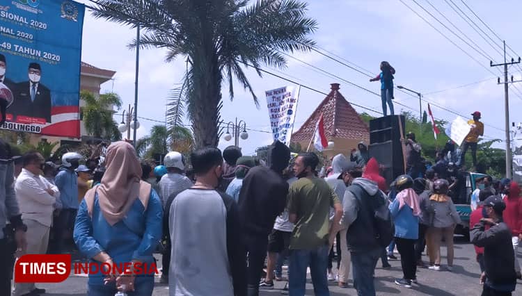 Sekitar 400 Buruh Pabrik  PT MJS Datangi Kantor DPRD di Probolinggo