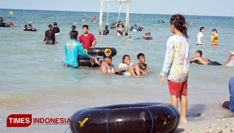 Pantai Dalegan Gresik Masih Jadi Favorit Warga untuk Berwisata