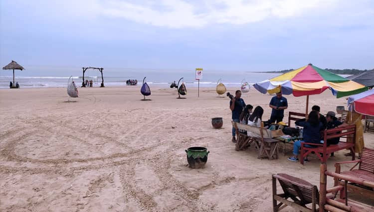 Simfoni Deru Ombak dan Tawa Anak di Pantai Tlangoh Bangkalan