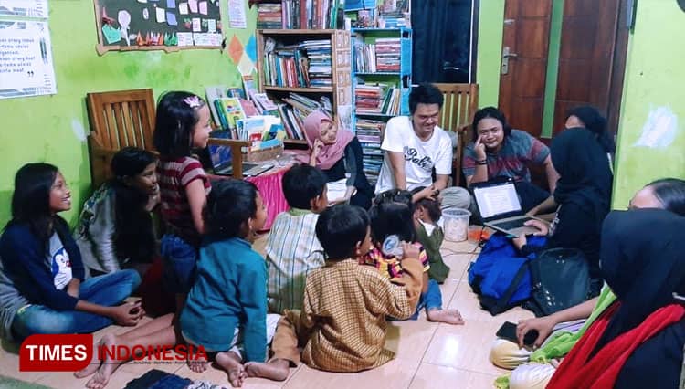 Rumah Baca Aksara Banyuwangi Beri Edukasi Siswa Tentang Literasi Belajar