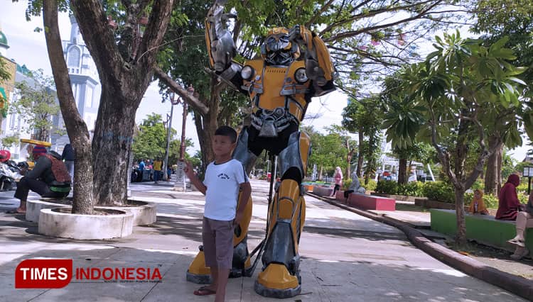Robot Transformers Hibur Pengunjung Alun-alun Lamongan