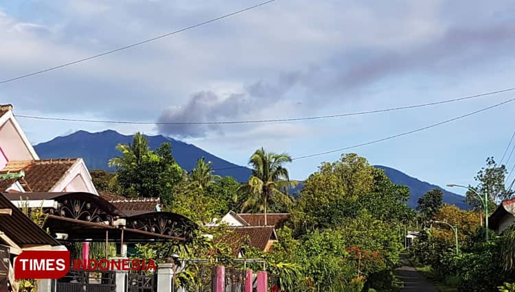Gunung Raung Keluarkan Gas Belerang