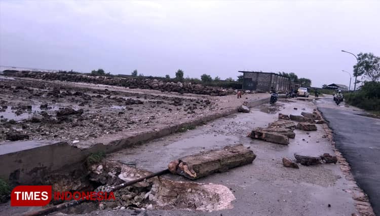 Ombak Besar Berlangsung Tiga Hari, BPBD Gresik: Masyarakat Pesisir Diminta Waspada