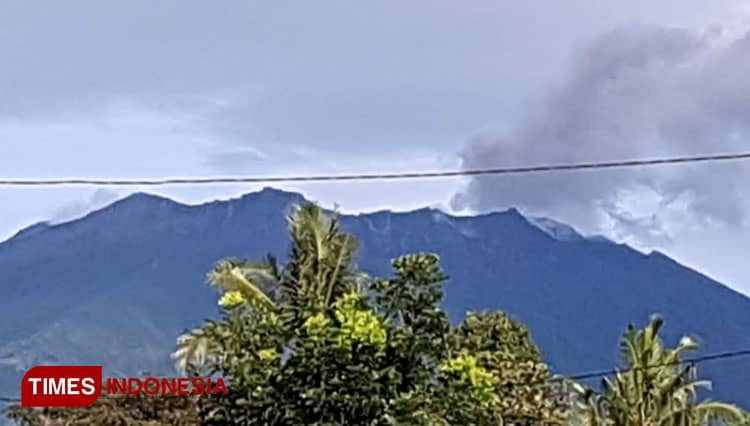 Interval Suara Gemuruh dan Cahaya Api Gunung Raung Meningkat