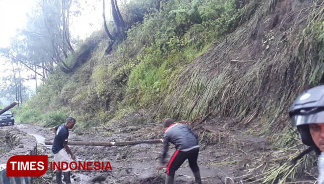 Cuaca Tak Memungkinkan, Pembersihan Material Longsor Menuju Wisata Ijen Dihentikan