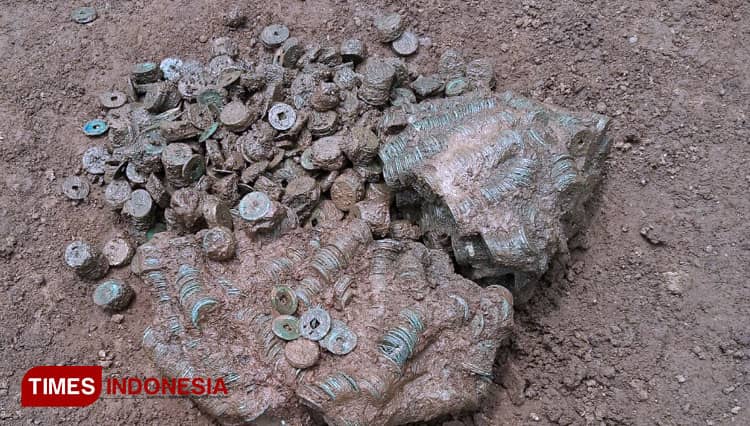 Warga Banyuwangi Temukan Ribuan Koin Kuno
